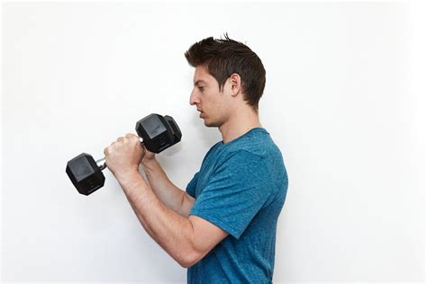 Are bicep curls bad for shoulders?