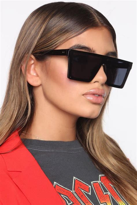 Are black sunglasses fashionable?
