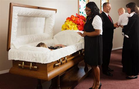 Are caskets open during funeral?