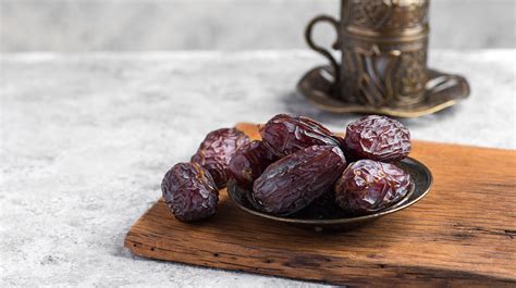Are dates a bad snack?