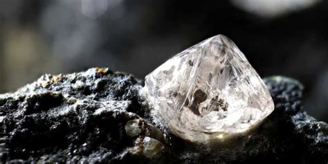 Are diamonds in lava rock?