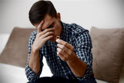 Are divorced men depressed?