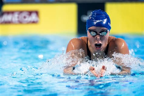 Are female swimmers better?