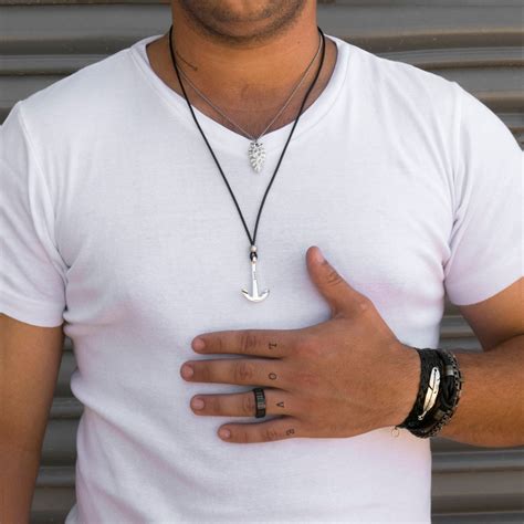 Are necklaces hot on guys?