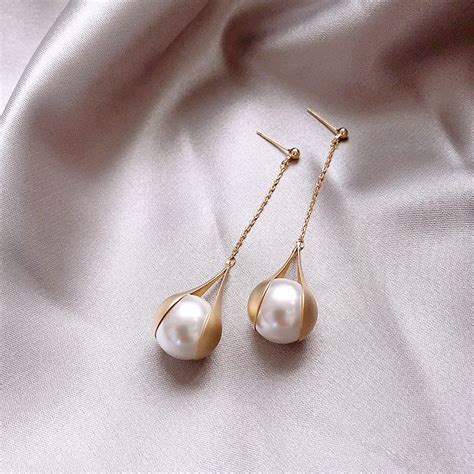 Are pearl earrings classy?