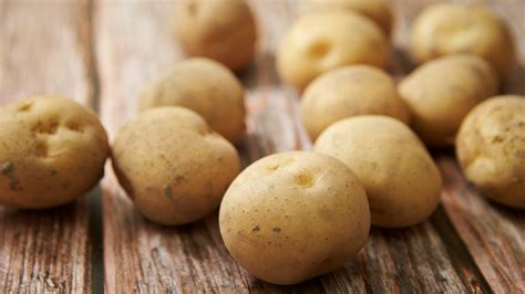 Are raw potatoes edible?