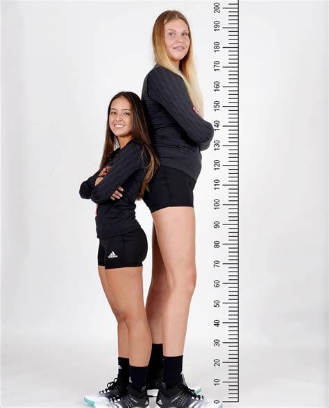 Are there 6 foot girls?