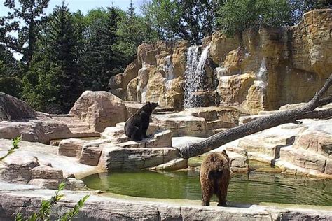 Are there any zoos in Canada?