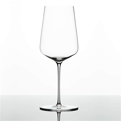 Are thin wine glasses better?