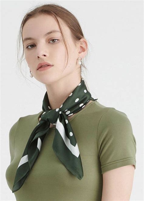 Are women's neck scarves still in fashion?