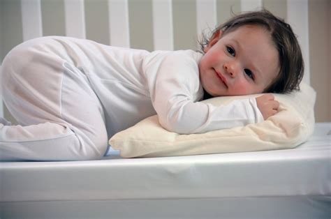 At what age can toddlers sleep with a pillow?
