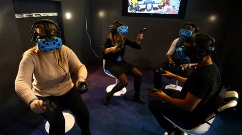 Can 2 people play VR in the same room?