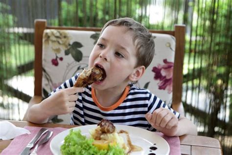 Can 2 year old eat rare meat?