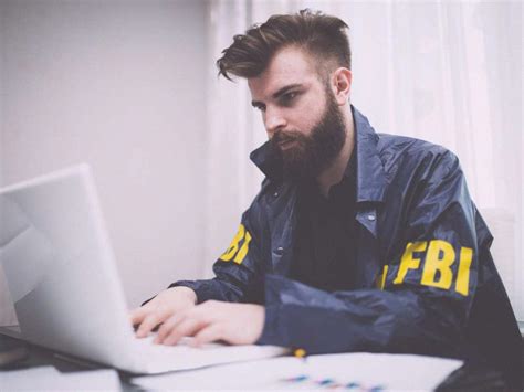 Can FBI agents have beards?