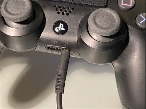 Can I connect earbuds to PS4?