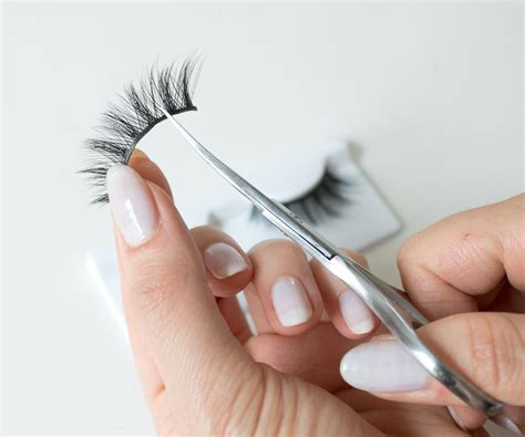 Can I cut my eyelashes with scissors?