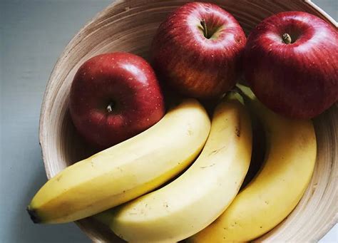 Can I eat banana and apple together?