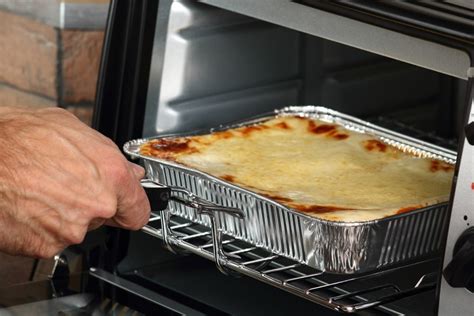 Can I put aluminum foil in the oven?