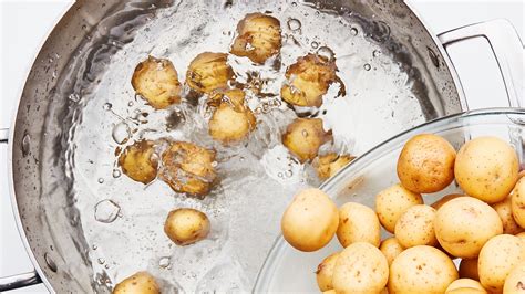 Can I put boiled potatoes in cold water?