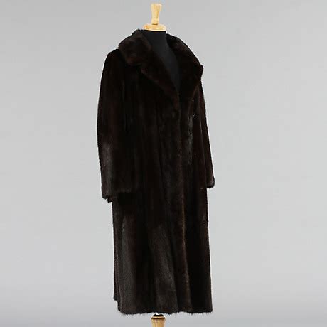 Can I steam a fur coat?