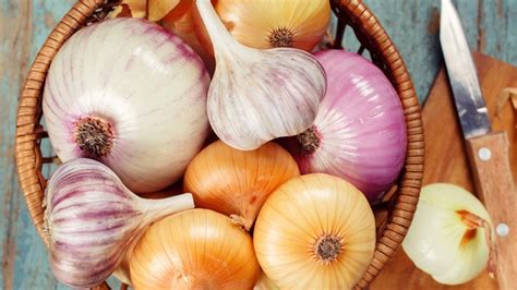 Can I store garlic and onions together?