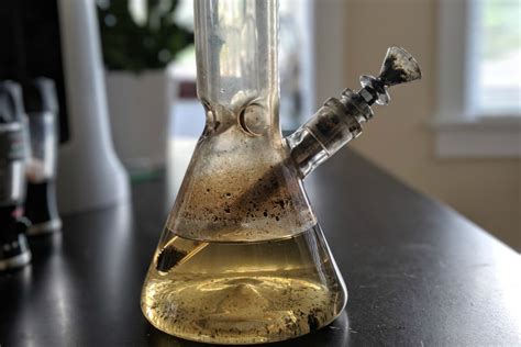 Can I use 70% isopropyl alcohol to clean a bong?