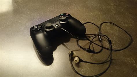 Can I use Apple earbuds on PS4?