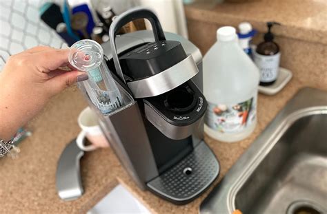 Can I use cleaning vinegar to clean Keurig?