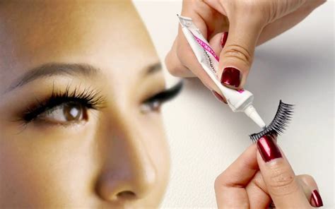 Can I use eyelash glue as nail glue?