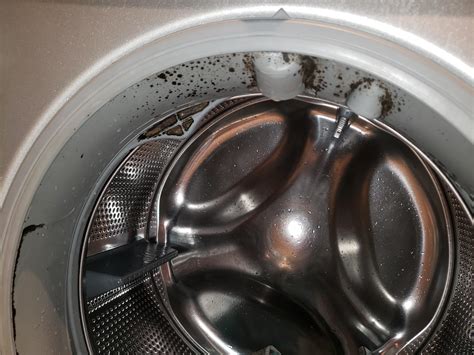 Can I use my washing machine if the rubber seal is broken?