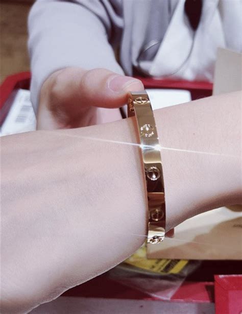 Can I wear a magnetic bracelet through airport security?