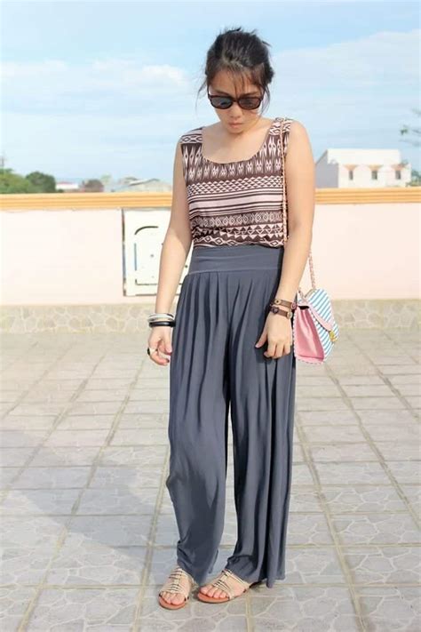 Can I wear sneakers with palazzo pants?