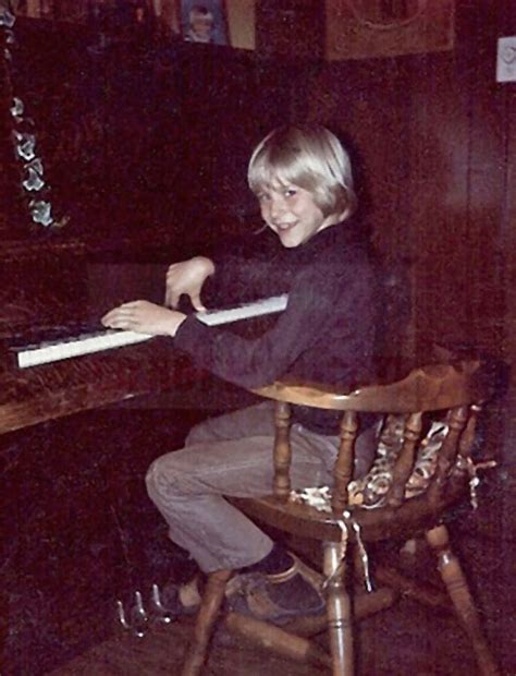 Can Kurt Cobain play piano?