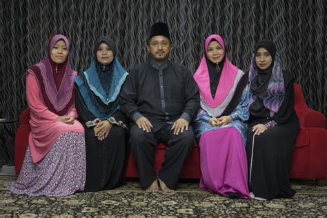 Can Muslims have multiple wives?