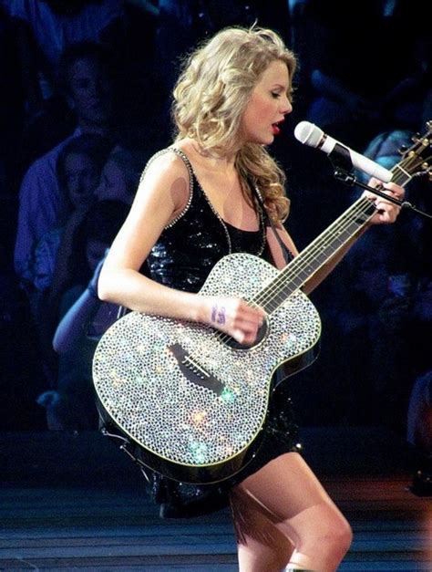 Can Taylor Swift play electric guitar?