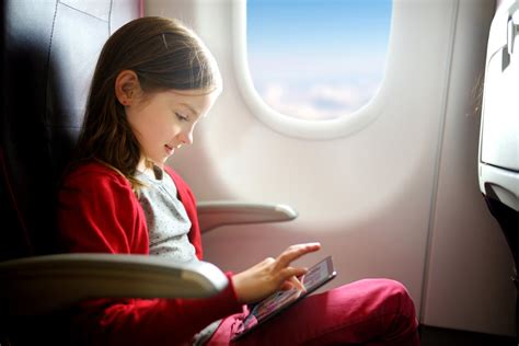 Can a 12 year old fly alone on Emirates?