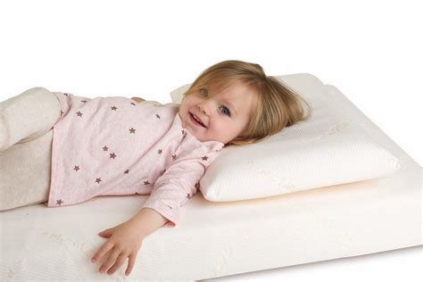 Can a 2.5 year old sleep with a pillow?