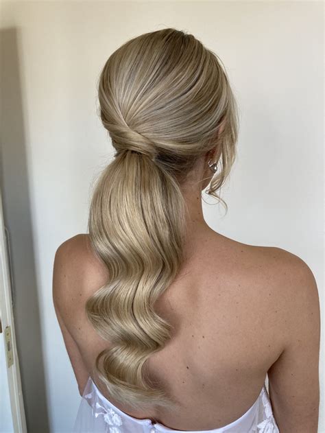Can a bride wear a ponytail?