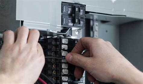 Can a circuit breaker reset itself?