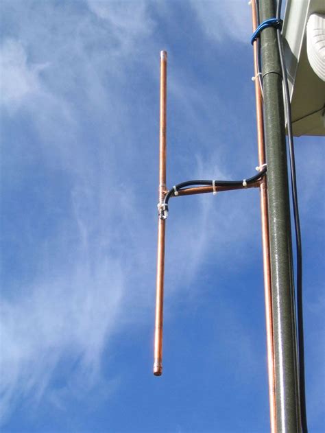 Can a dipole antenna be mounted vertically?