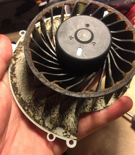 Can a fan help cool down PS4?