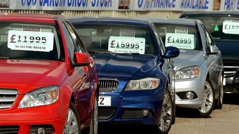 Can a foreigner buy car in UK?