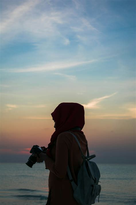 Can a girl travel alone in Islam?