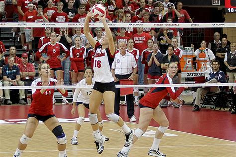 Can a setter dig in volleyball?