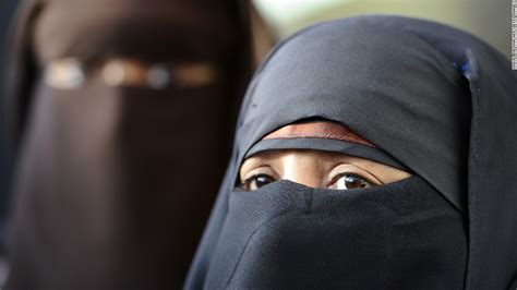 Can a woman show her face in Islam?