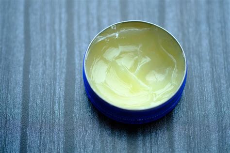 Can bacteria grow in petroleum jelly?