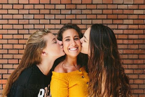 Can besties kiss each other?