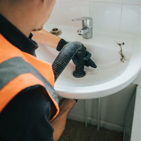 Can bleach unblock a drain?