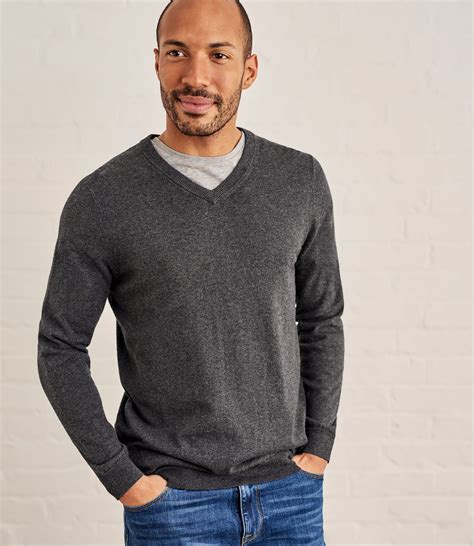 Can boys wear V neck jumpers?