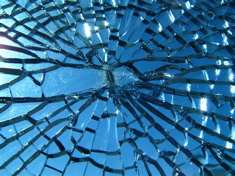 Can cracked glass be glued?